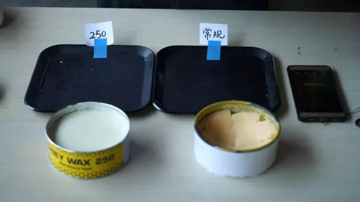 等待模具靜靜放置10-15分鐘，使脫模蠟充分滲透至模具表面
