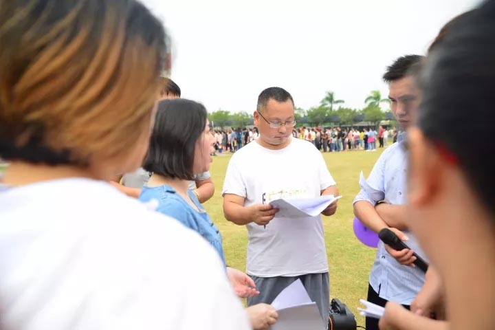 口哨發(fā)令、旗幟落下，比賽的完美呈現(xiàn)，離不開裁判員的辛苦付出，低調(diào)是他們的代名詞