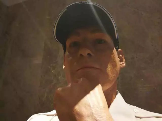 凌厲的眼神流轉(zhuǎn)，目光如炬，手掌的青筋清晰暴出，歲月的紋路無情橫亙——樹脂雕塑《站崗》