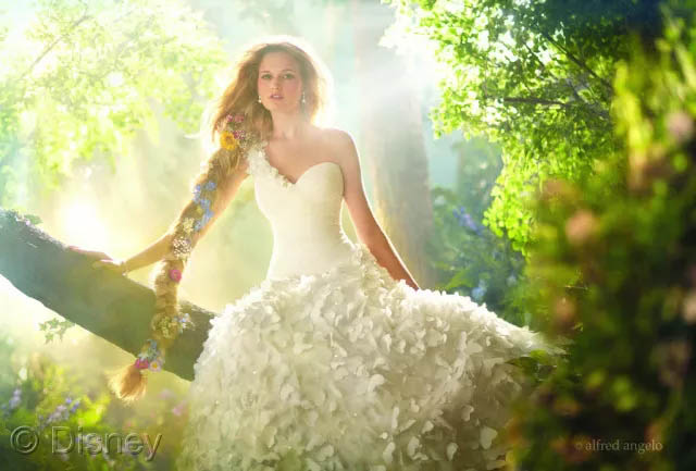 假若將玻璃鋼船艇比喻成一位女生，那么膠衣就是她華美的衣裳！