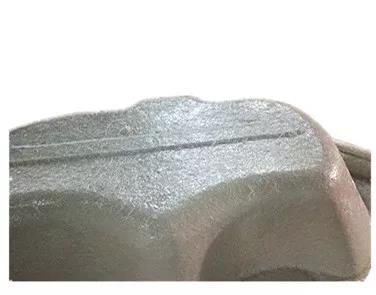用樹脂和玻璃纖維復(fù)合在浴缸胚料的底部，使成型產(chǎn)品有足夠的強(qiáng)度
