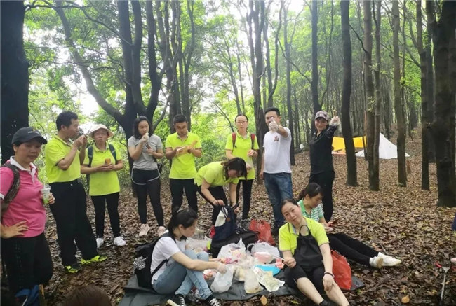 博皓人勞作過后，分享、享受美食