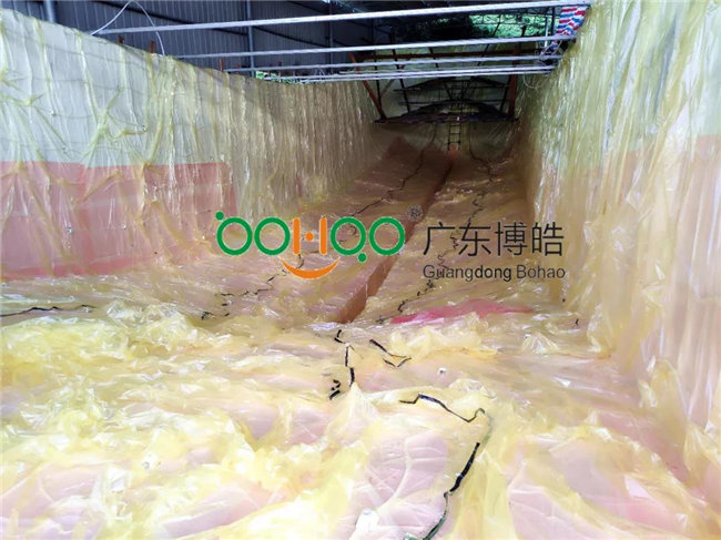 完成鋪層后，用真空袋覆蓋好